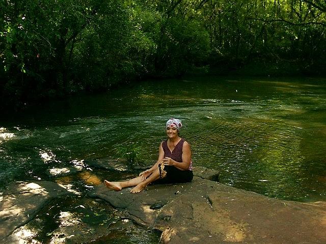 Anandi descansando en el arroyo.jpg